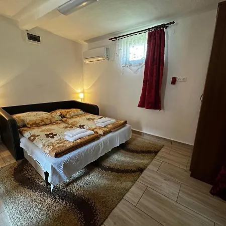 Alfoeldi Vendeghaz - *